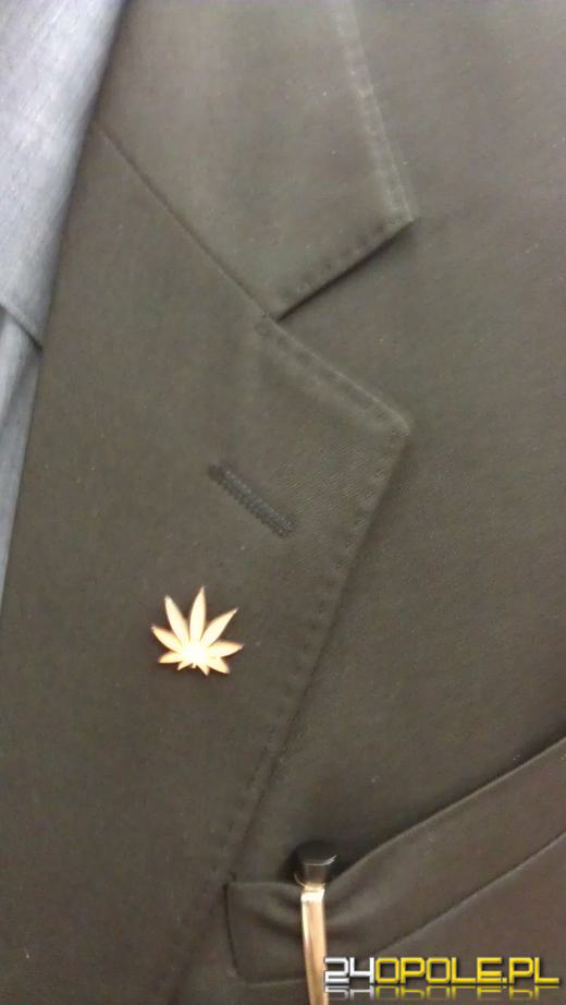 Opolski poseł z "maryśką" w klapie