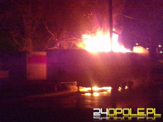 Kolejny raz ktoś podpalił przyczepę pod szpitalem