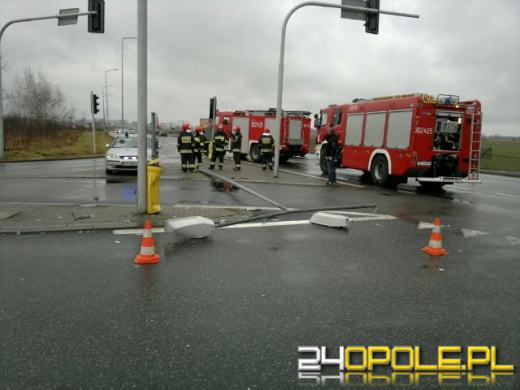 Volkswagen przewrócił latarnię na obwodnicy Opola