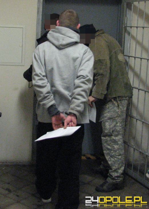 Nietrzeźwy 19–latek ukradł auto, po czym je rozbił