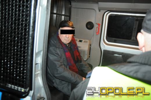 Pijany 75-latek uderzył w słupki i odjechał