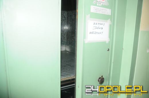 Niesprawna winda zmiażdżyła nogi kobiecie