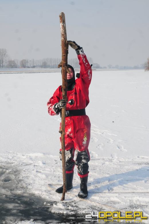 Gdy załamie się lód. Zobacz, jak pomóc