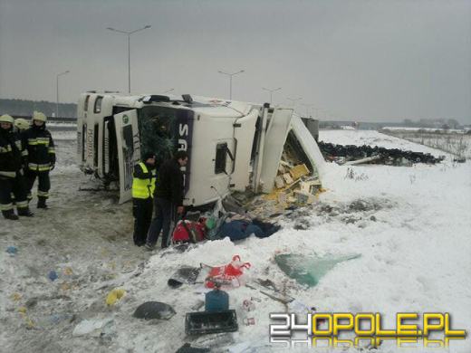 Wypadek ciężarówki na autostradzie, kierowca ciężko ranny