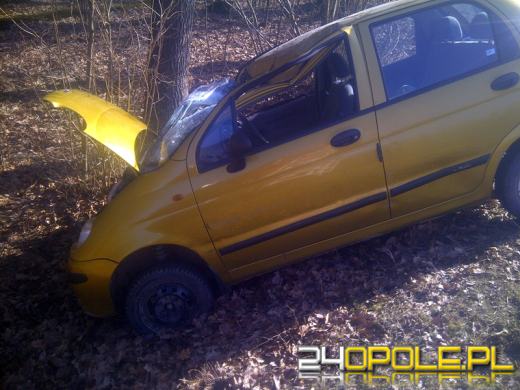 Matiz uderzył w drzewo, dwie osoby ranne