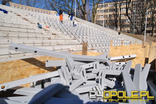 Trwa wymiana krzesełek w opolskim amfiteatrze