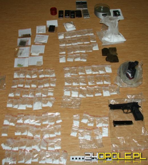 1,5 kilograma narkotyków i nielegalna broń w mieszkaniu