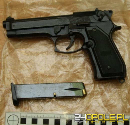 1,5 kilograma narkotyków i nielegalna broń w mieszkaniu