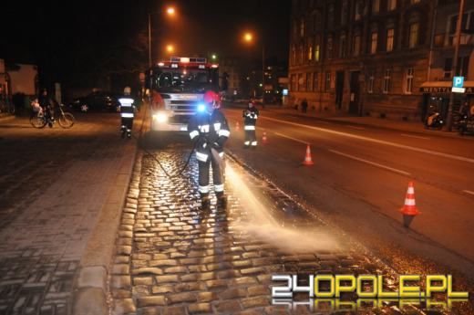 Dwukilometrowa plama oleju w Opolu