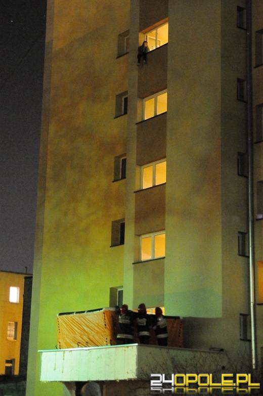 Nastolatka siedziała na parapecie wieżowca. Pomógł mediator