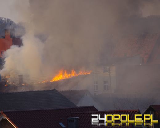 W centrum Leśnicy spłonął dach domu