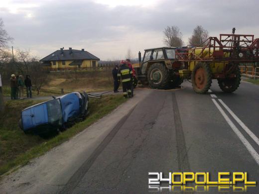 Toyota wyprzedzała traktor. Doszło do zderzenia