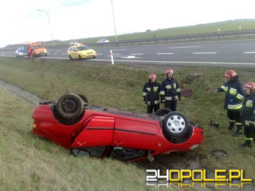 Dachowanie na autostradzie - w samochodzie pękła opona