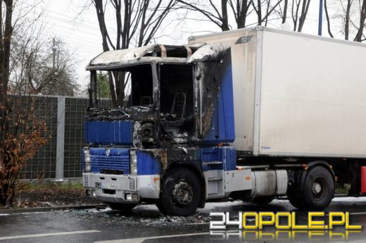 W kabinie ciężarówki wybuchł pożar
