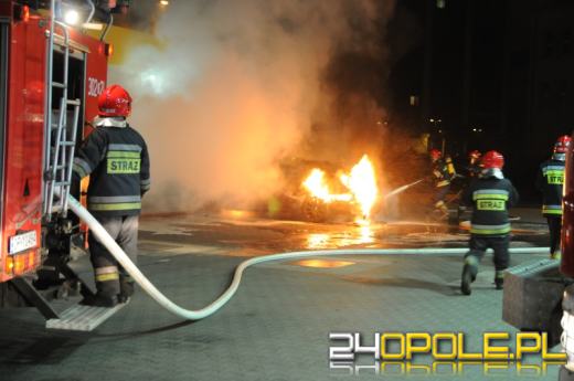 Dwa samochody spłonęły w nocy w Opolu
