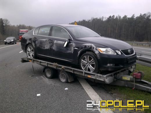 Bus z przyczepką przewrócił się na autostradzie