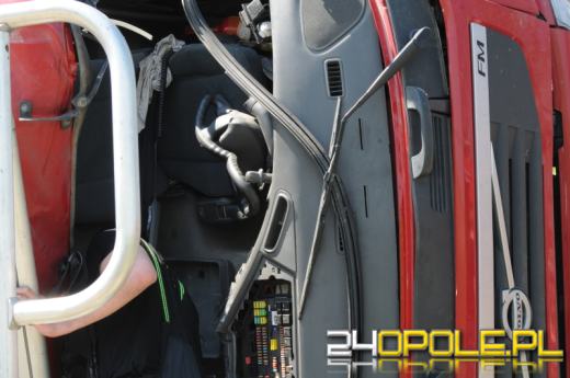 Przewróciła się ciężarówka, kierowca był zakleszczony w kabinie