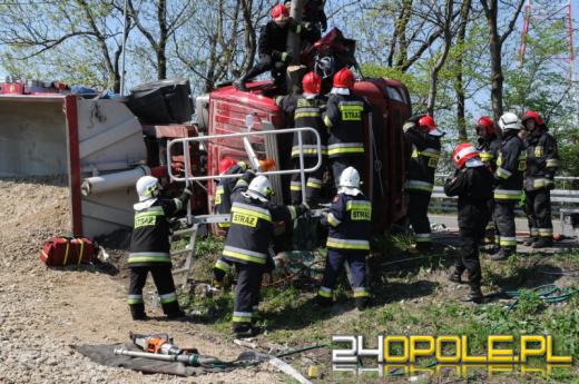 Przewróciła się ciężarówka, kierowca był zakleszczony w kabinie