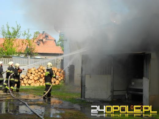 W Osowcu palił się garaż i budynek gospodarczy