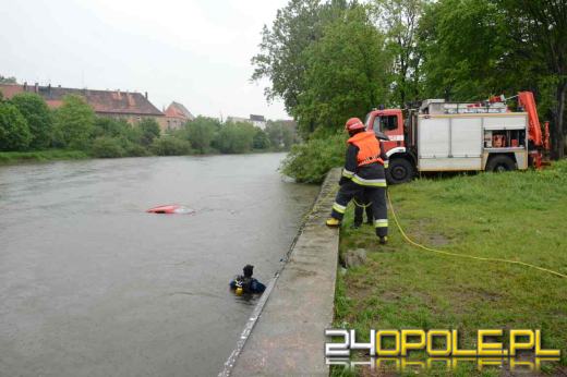 Pijany wjechał samochodem do rzeki