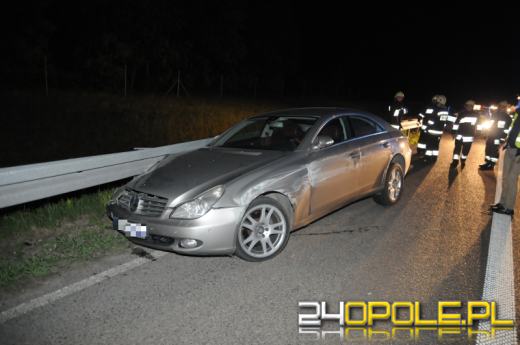 Mercedes uderzył w barierki na autostradzie