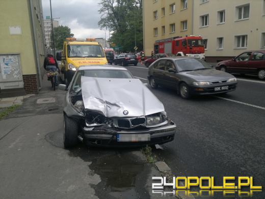 Kierowca BMW stracił panowanie nad autem, dwie osoby ranne