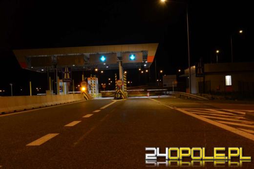 Karetka pogotowia staranowała bramkę na A4