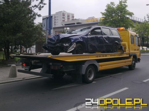 Pijana 19-latka rozbiła auto na drzewie