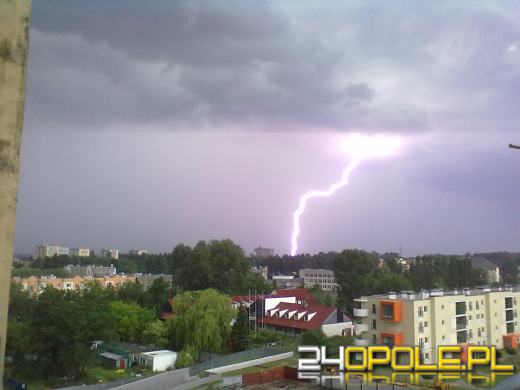 Nawałnica nad Opolem - wiatr przewracał drzewa i garaże