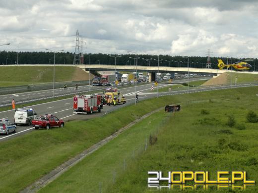 Kierowca daewoo zginął po dachowaniu na autostradzie