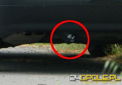 Niebezpieczny ładunek podłożony pod samochodem