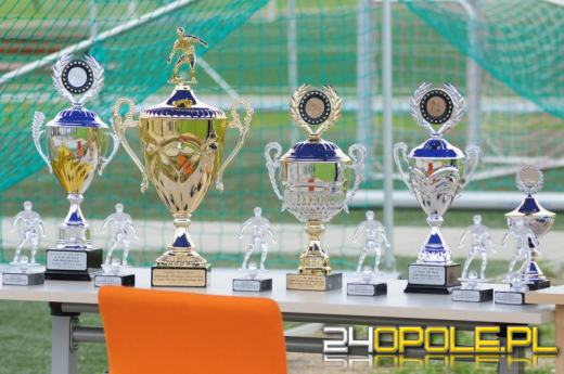 Mundurowi też kopią w piłkę