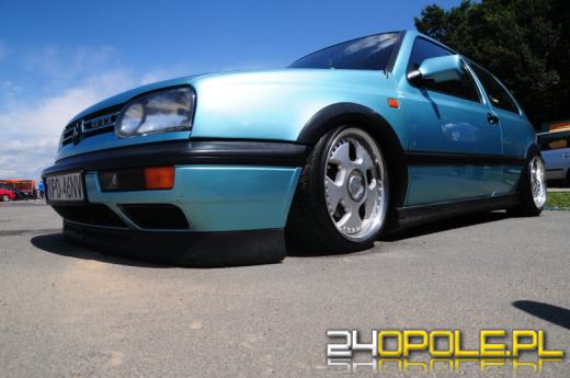 Kilkaset aut z grupy VAG w Polskiej Nowej Wsi