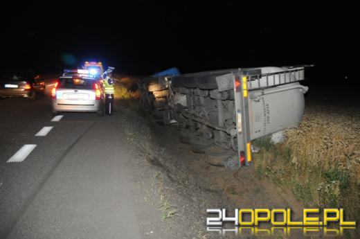 Ciężarówka w rowie, możliwe utrudnienia na trasie Opole-Kluczbork