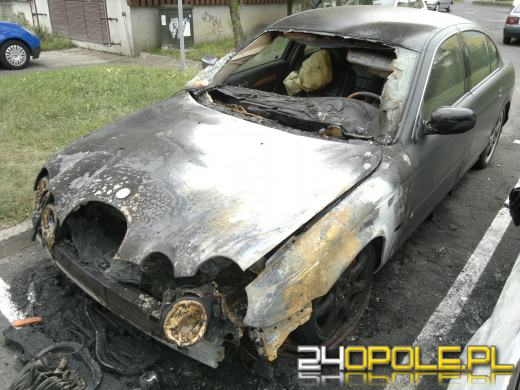 Jaguar spłonął w nocy na osiedlu Armii Krajowej