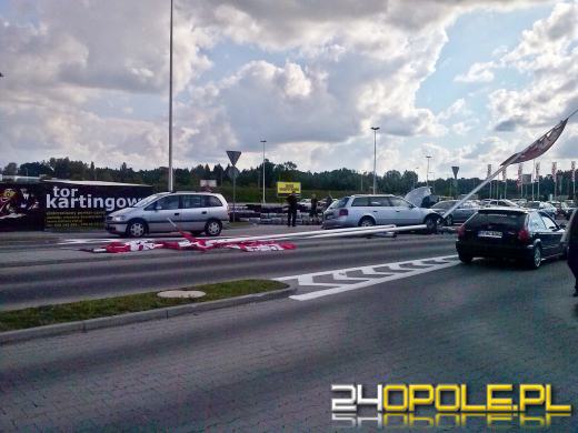 Kierująca audi ścięła maszty z flagami