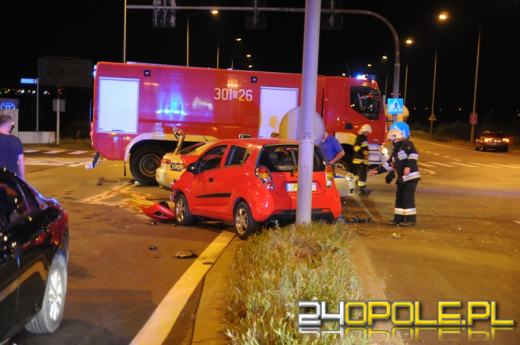 Wjechała na czerwonym świetle, uszkodziła trzy pojazdy