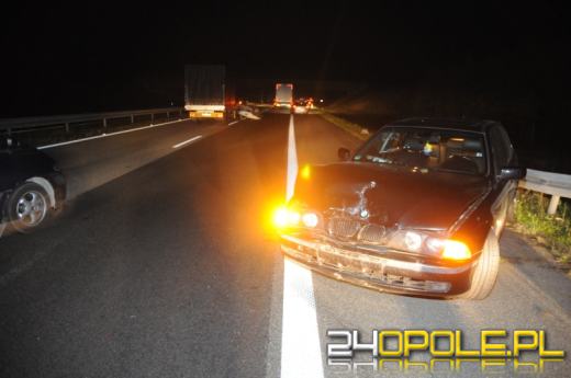Nocny wypadek na autostradzie: fiat dachował po zderzeniu z BMW