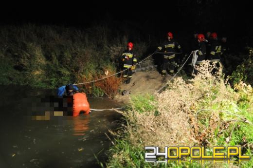 Strażacy wyciągnęli z Odry samochód. W pobliżu odkryto zwłoki mężczyzny