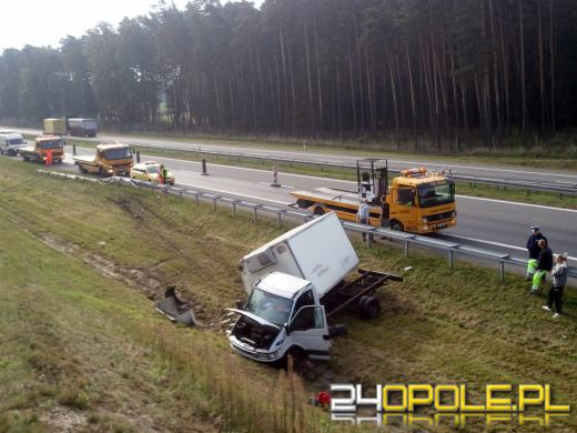 Kierowca samochodu dostawczego rozbił auto na autostradzie