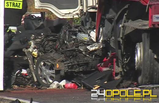 Makabryczny wypadek w Oleśnie. Ciężarówka zmiażdżyła samochód, 3 osoby nie żyją