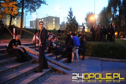 Studenci UO protestują, bo władze uczelni zakazują im picia alkoholu