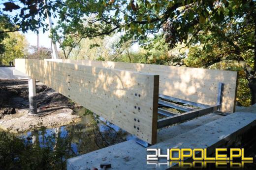 Trwa montaż nowego mostku na wyspie Bolko