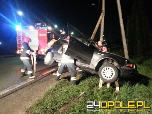 18-letni kierowca BMW wjechał w latarnię. Dwie osoby są ranne