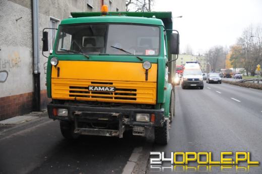 Zderzenie renault clio i ciężarówki na ulicy Niemodlińskiej