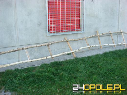 Próbowali wynieść bankomat... przez okno