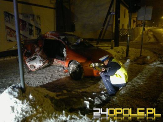 Pijany kierowca roztrzaskał auto o latarnię. Pasażer walczy o życie