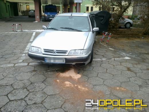 Kierowca citroena "nie trafił" w przejazd