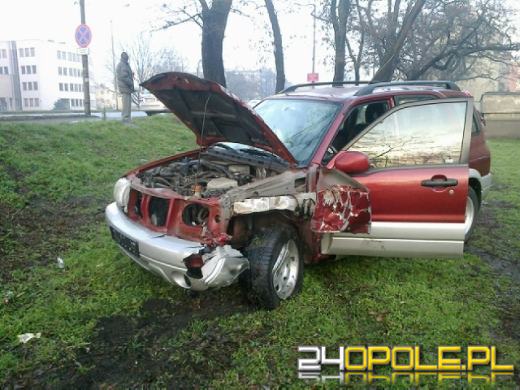 Samochód terenowy spadł z nasypu