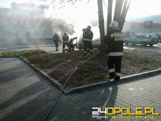 Renault zapaliło się na parkingu supermarketu